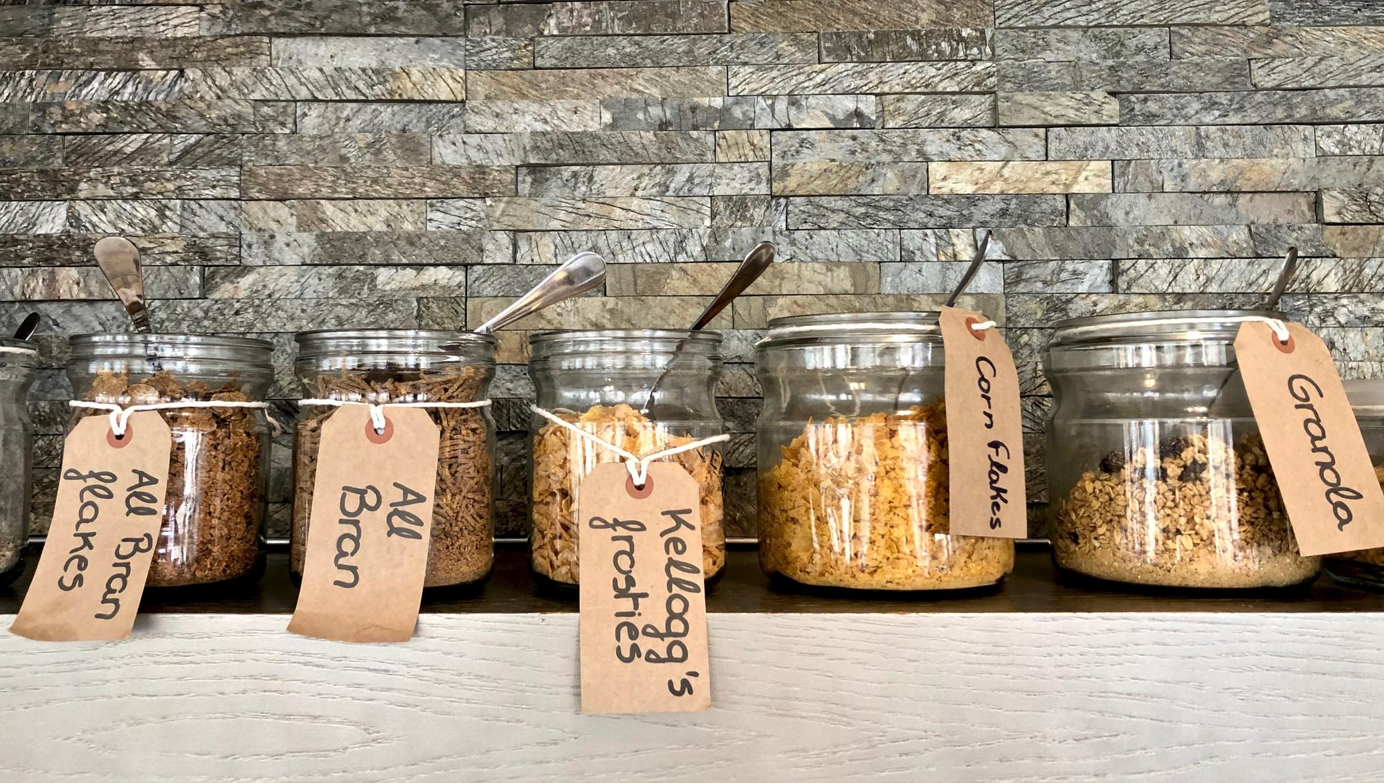 Szuflada z lokalnymi produktami i etykietami