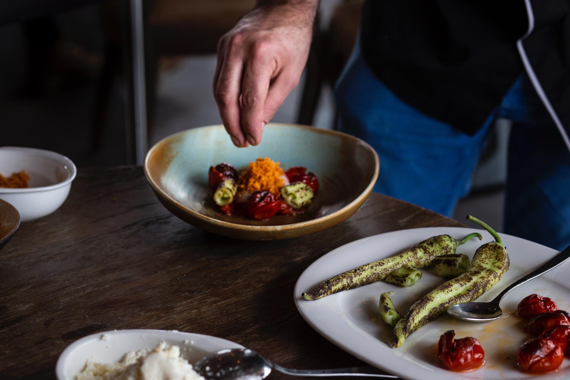 Stół z komponowanym menu i naczyniami
